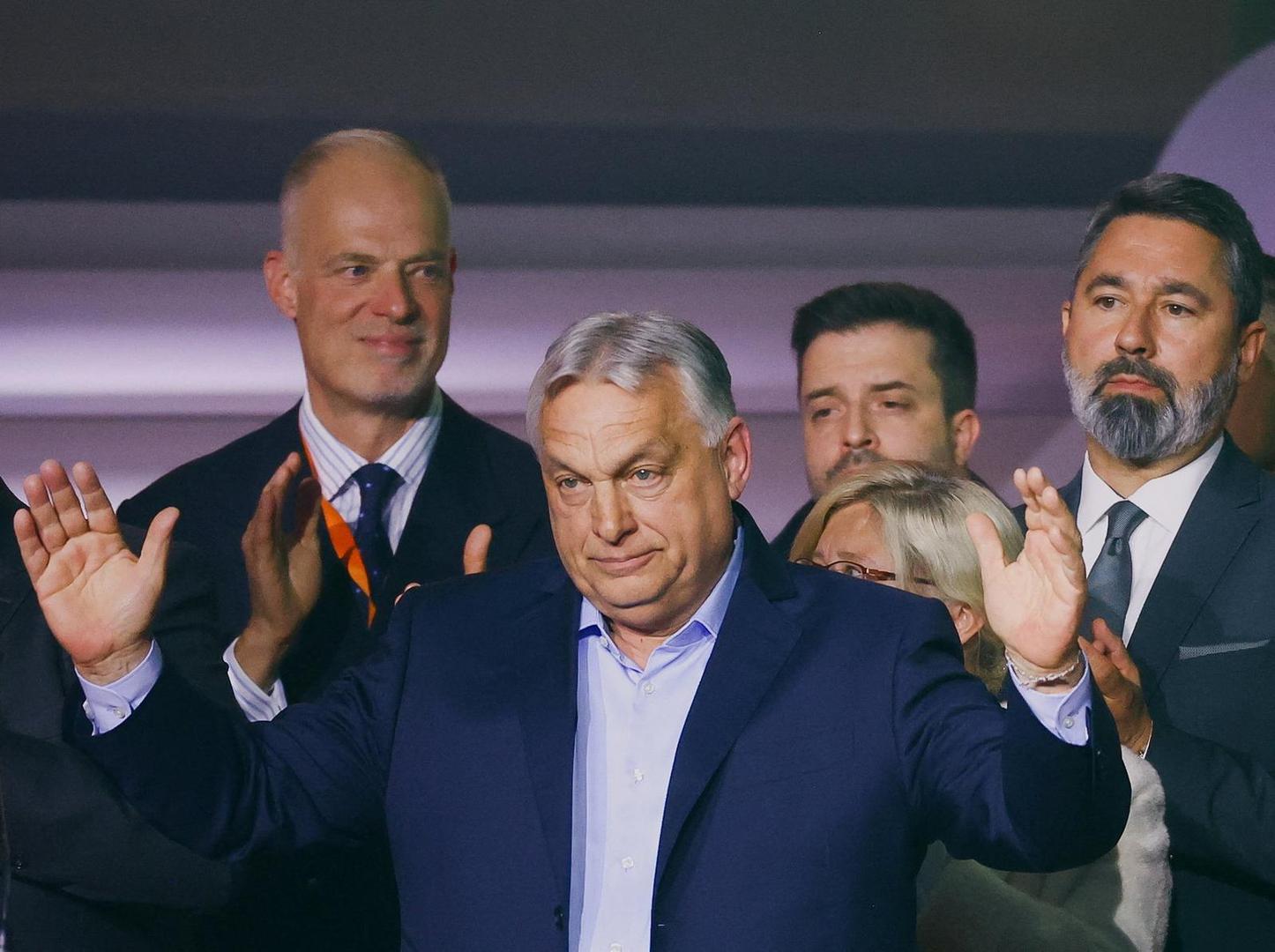 "Zahvaljujem na ogromnom trudu. Nikad nismo radili toliko i nikad nas nije bilo toliko u jednoj izbornoj kampanji. To se i vidi - uspjeli smo okupiti 2,5 milijuna birača. Što ovaj večerašnji izborni rezultat znači za sudbinu naše domovine i nacije, i koje je njegovo dublje ili više značenje, to sada ne znamo. To će vrijeme pokazati", kazao je Orbán.
