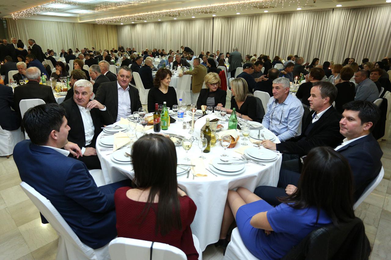 04.12.2015., Zagreb - U Gastro Globusu odrzano je tradicionalno godisnje okupljanje sirokobrijezana u Zagrebu Sirokobrijeska vecer, koju je posjetio i gradonacelnik Milan Bandic.  Photo: Anto Magzan/PIXSELL