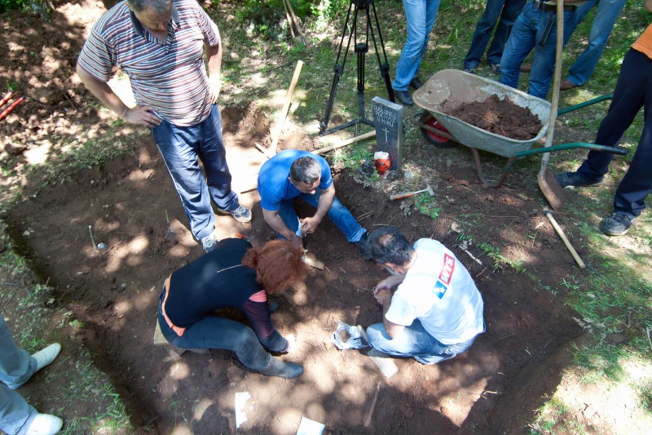 'bih...siroki brijeg...26.05.2010...knespolje, lokacija dubrava, masovna grobnica, posmrtni ostaci ubijenih u drugom svjetskom ratu, civili, vojnici, fratri, franjevci, otkopavanje masovne grobnice...
