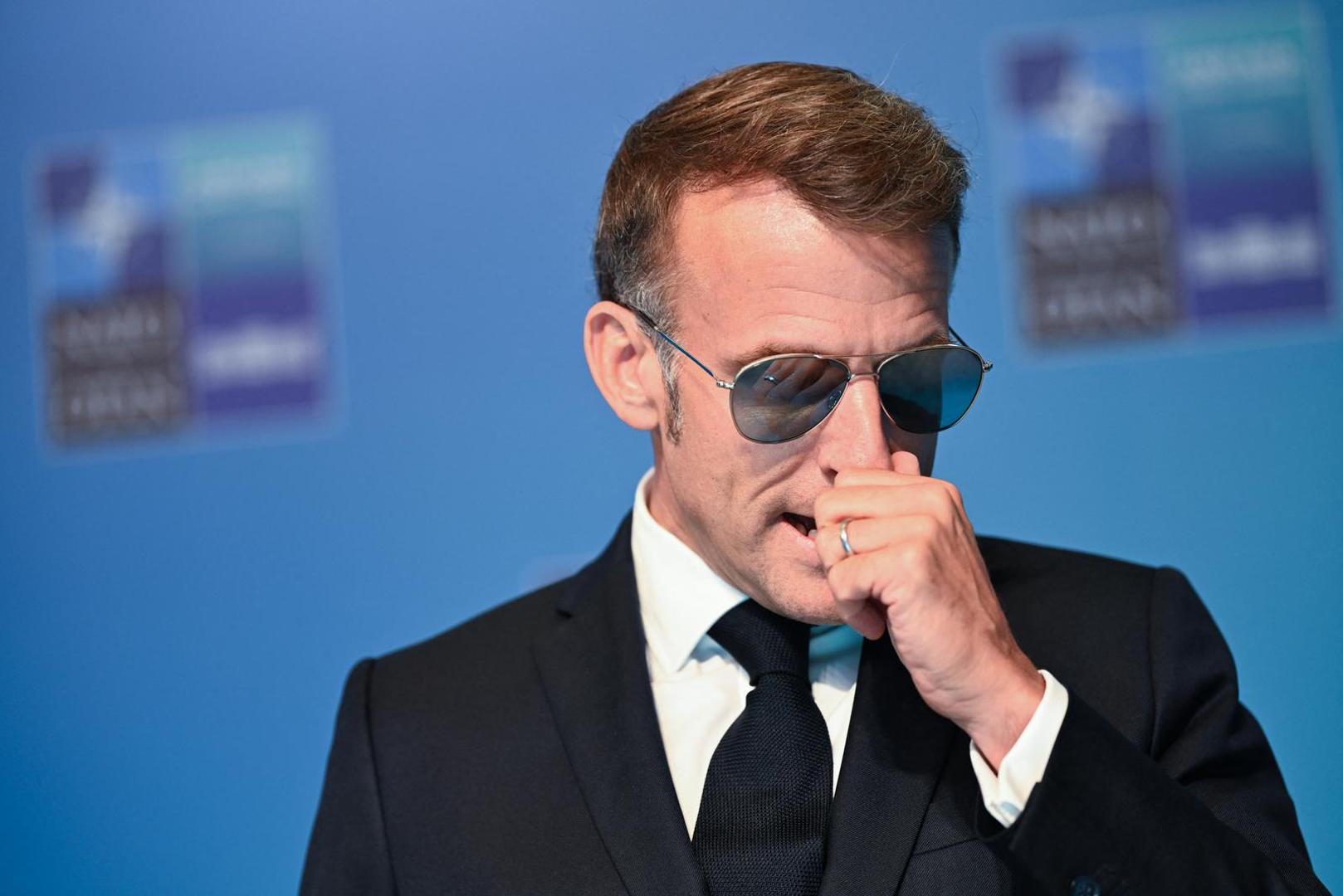 Macron i njegova supruga Brigitte Macron ondje su se susreli s turskim predsjedničkim parom te pozirali za službenu fotografiju, a francuski predsjednik ponovno je nosio tamne pilotske naočale koje su posljednjih mjeseci postale njegov prepoznatljiv detalj.
