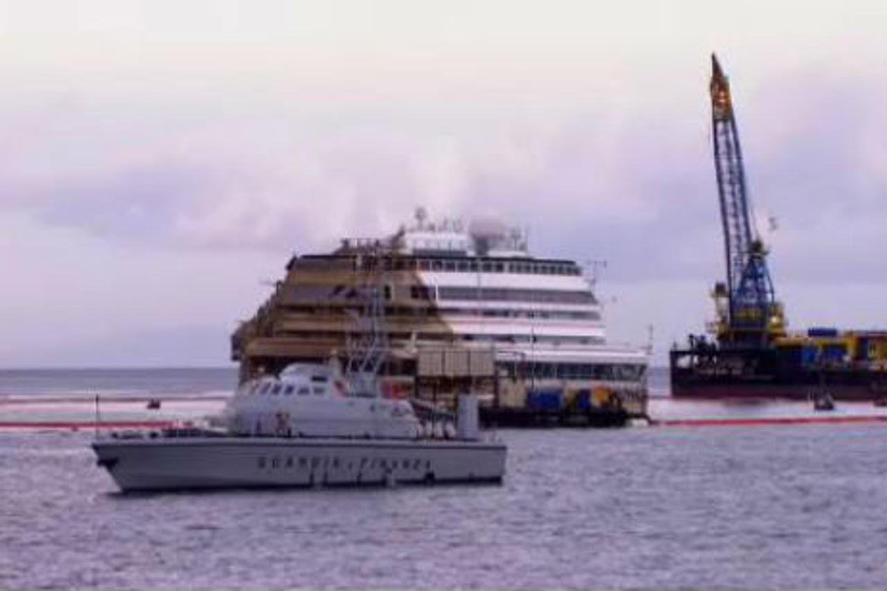 Kruzer Costa Concordia nakon uspravljanja