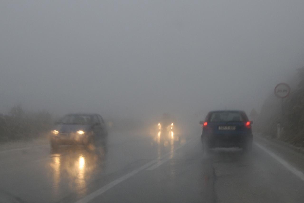 'bih...mostar...04.03.2010...kisa i magla otezavaju promet u hercegovini foto: zoran grizelj vecernji list VLM'