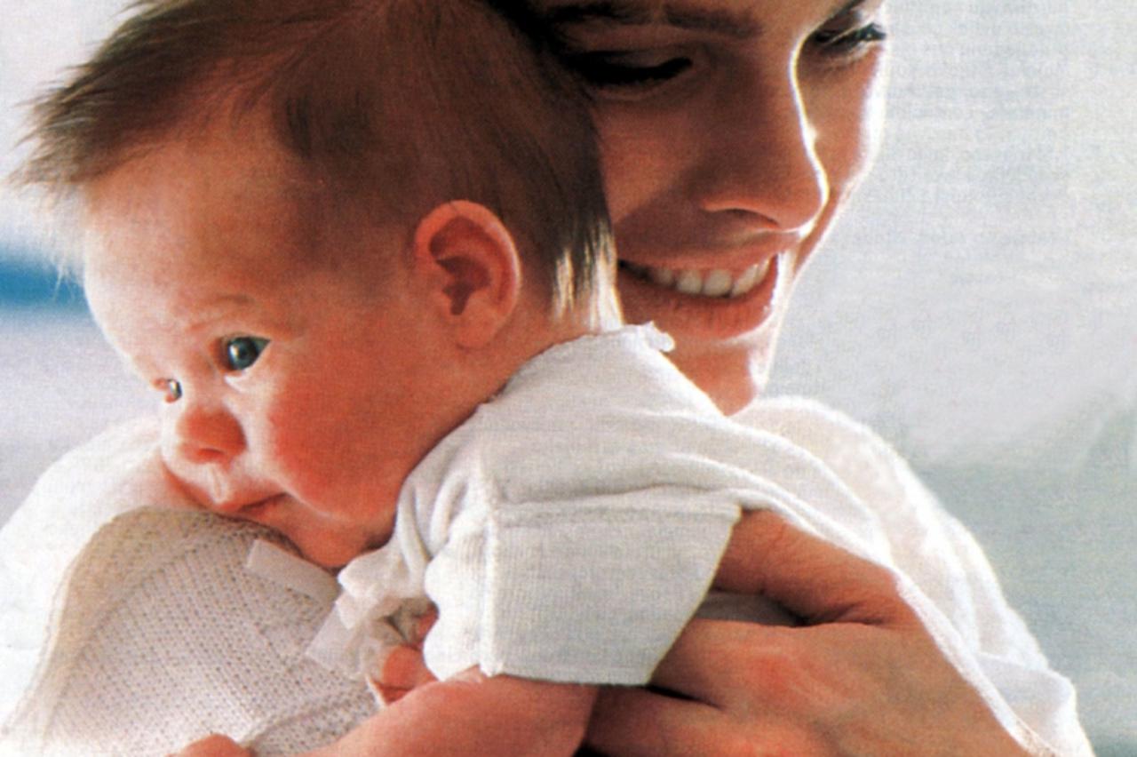 'otac i dijete  sa bebom u narucju  bebe'