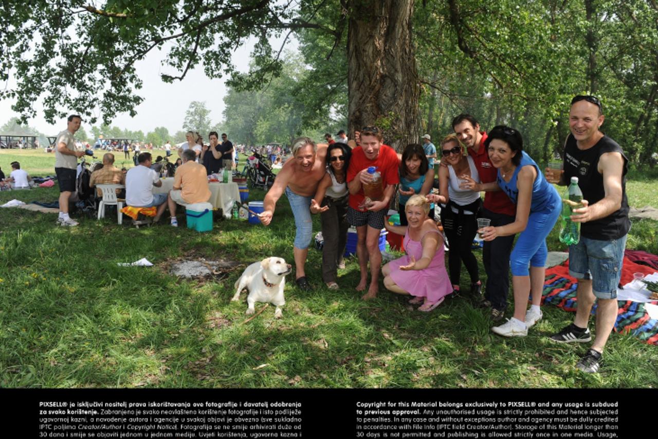 '01.05.2013., Zagreb - Na jezeru Jarun mnogi gradjani odlucili provesti Medjunarodni praznik rada rostiljajuci i odmarajuci se. Photo: Davor Visnjic/PIXSELL'