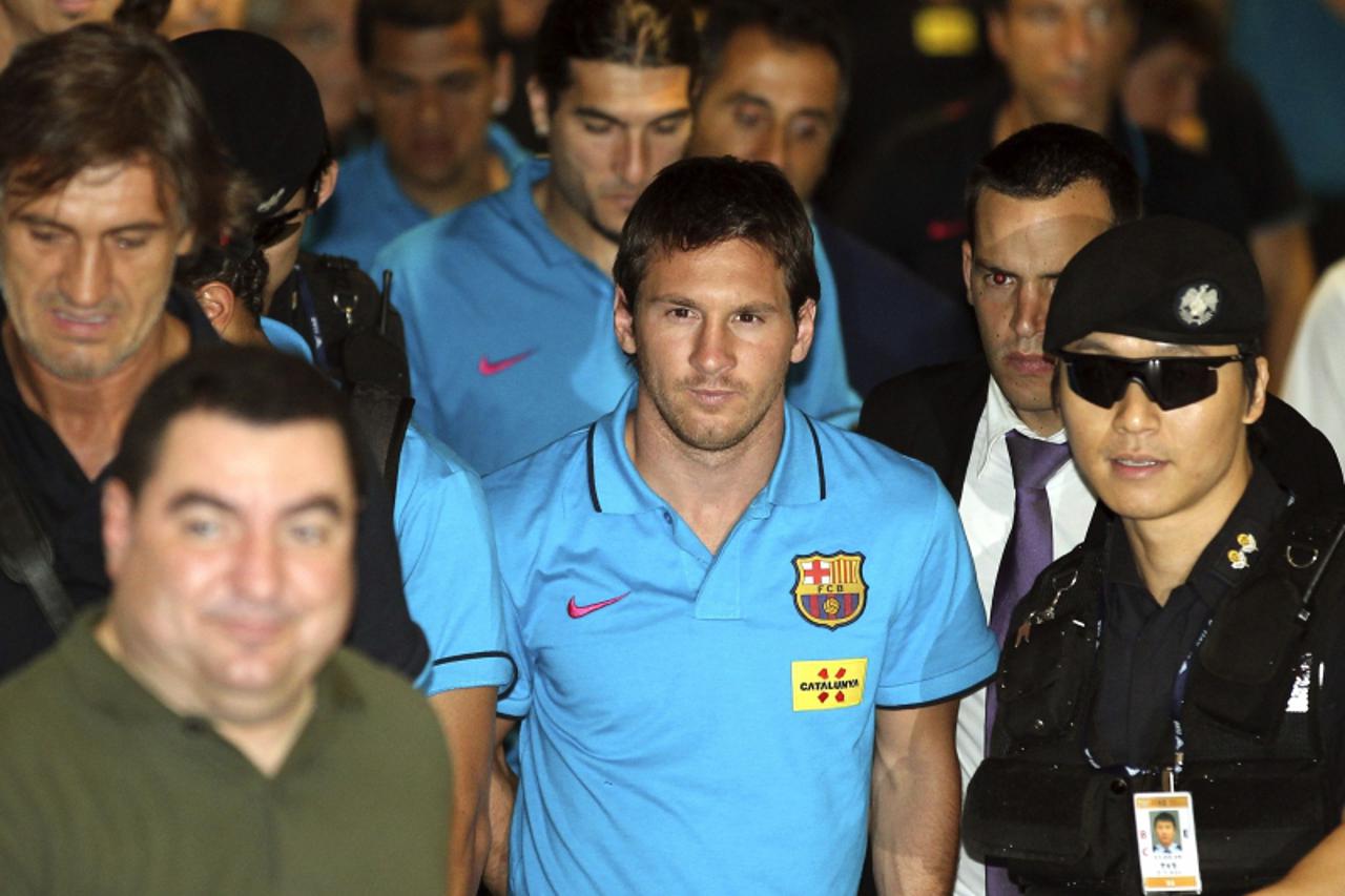 'FC Barcelona\'s striker Lionel Messi (C) from Argentina arrives with his team players at Incheon airport in Incheon, west of Seoul August 2, 2010. South Korea\'s K-league all-star soccer team and Spa