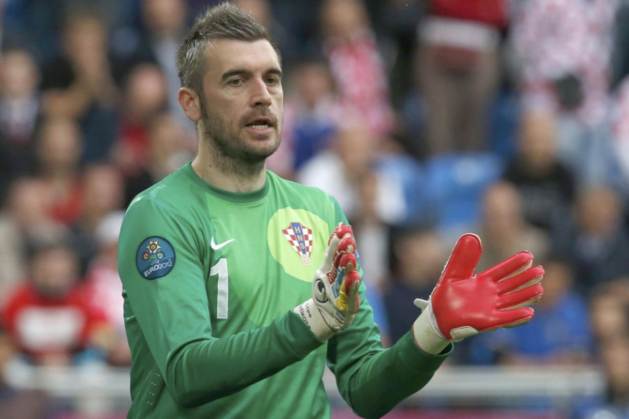 'Croatia\'s goalkeeper Stipe Pletikosa reacts during their Group C Euro 2012 soccer match against Italy at the city stadium in Poznan, June 14, 2012.   REUTERS/Petr Josek (POLAND  - Tags: SPORT SOCCER