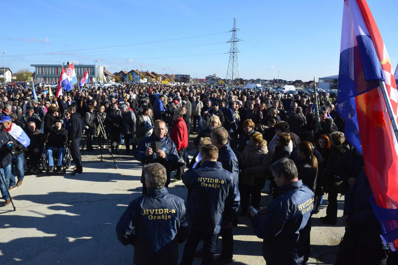 04.11.2016., Orasje, BiH - Mirni prosvjedni skup na stadionu u Orasju na kojem se okupilo vise tisuca mjestana Orasja i okolice, a s kojega je poslana poruka podrske uhicenim pripadnicima HVO-a na celu s generalom Matuzovicem, zapovjednikom 106.brogade HV