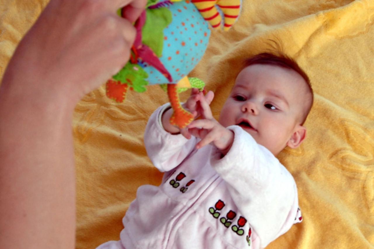 \'Plus - 25.02.2009. - Split, Hrvatska - Klub trudnica, fitnes za bebe, vjezba u kojoj beba nina (mama petra) hvata igracku s obje ruke Photo: Vanja Zubcic - Vecernji list\'
