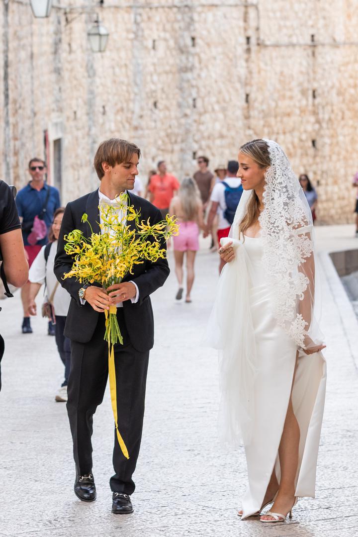 U kombinaciji s pogledom na more, kristalnim čašama i elegantnim detaljima, cijelo je slavlje djelovalo poput prizora iz luksuzne mediteranske razglednice.

