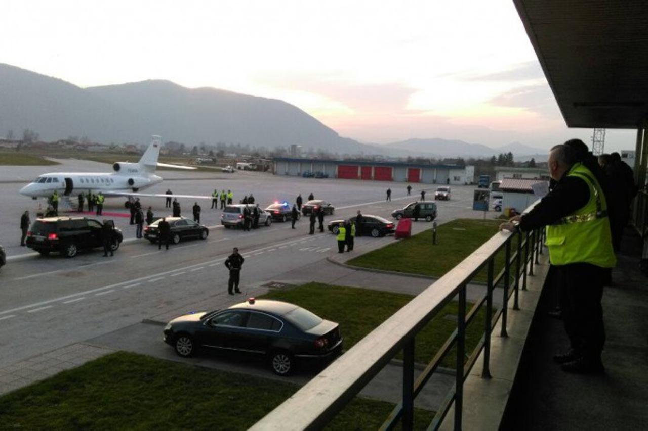 Vučić dočekan na sarajevskom aerodromu