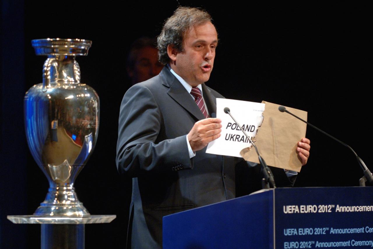 'sport.....cardiff....18.04.2007. cardiff - odluka o kandidaturi eura hrvatska madjarska 2012/ gradska vjecnica/ michel platini foto: marko lukunic'