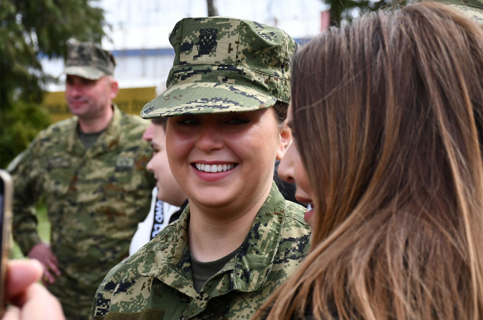 Najstarija kći, Diva Marija Perković, odlučila je služiti vojni rok te je ranije ove godine postala dio nove generacije ročnika. Svečanoj prisezi prisustvovali su i njezini roditelji pruživši joj podršku u ovom važnom životnom koraku.