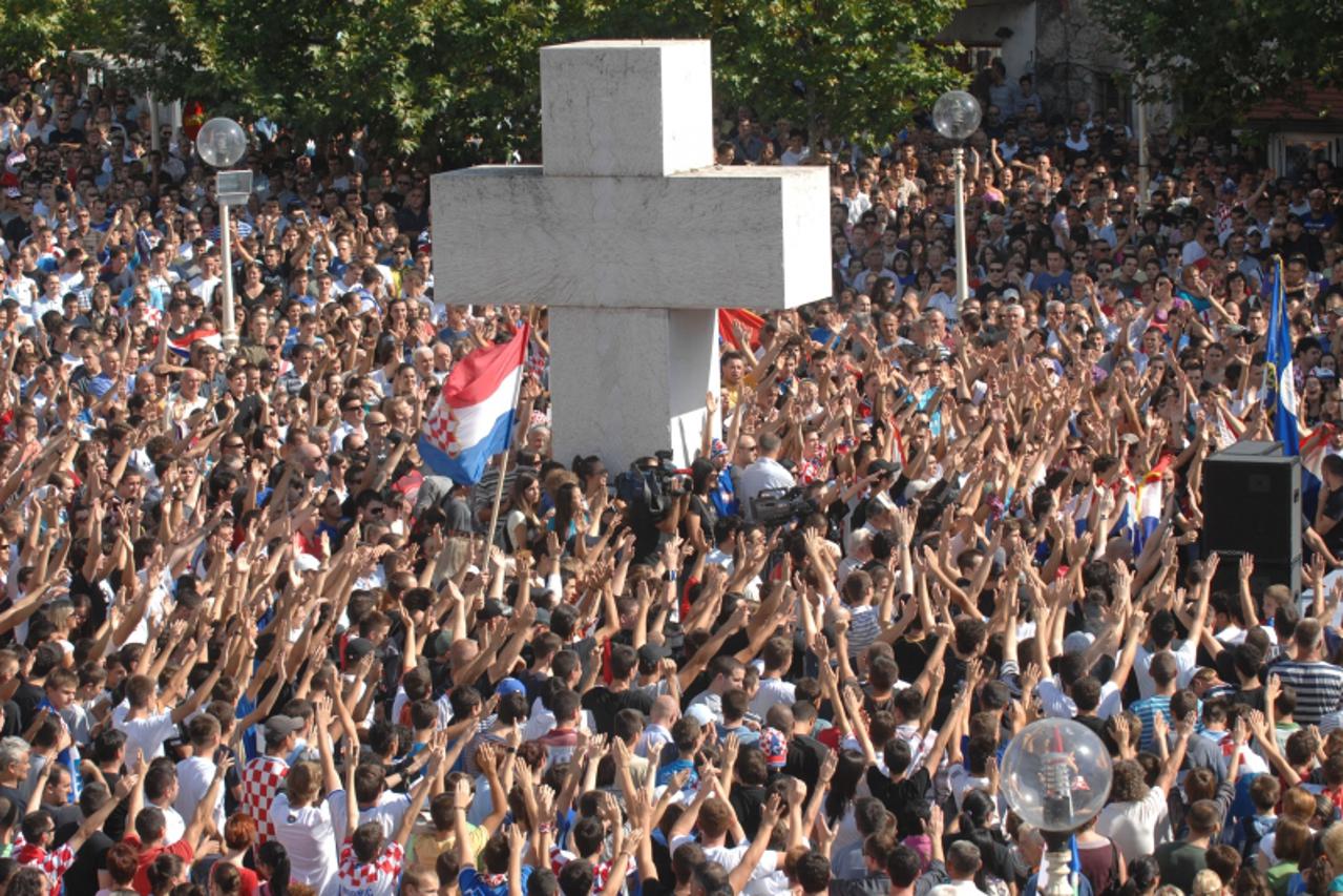 siroki brijeg...09.10.2009...prosvjed sirokobrijezana na gradskom trgu u centru grada zbog medijskog linca na grad nakon divljanja navijaca sarajeva  Photo:Zoran Grizelj /Vecernji list VLM\'