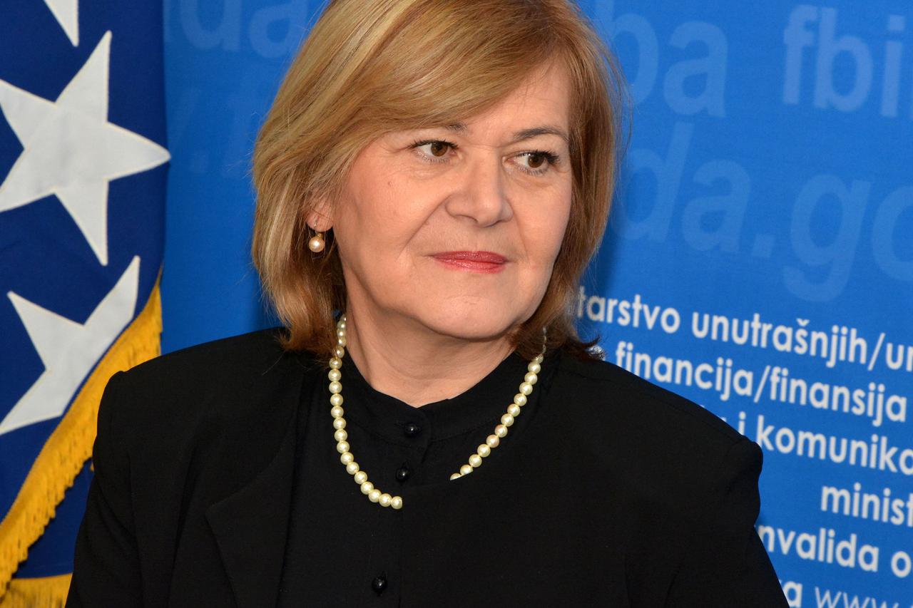 MOSTAR, 23. prosinca (FENA) - Vlada Federacije BiH utvrdila je, na sjednici u Mostaru, konaÄ?an prijedlog federalnog proraÄ?una za 2016. godinu, kao i prijedlog zakona o njegovom izvr??enju, te su oba teksta upuÄ?ena predsjedavajuÄ?em Domu naroda Federaci