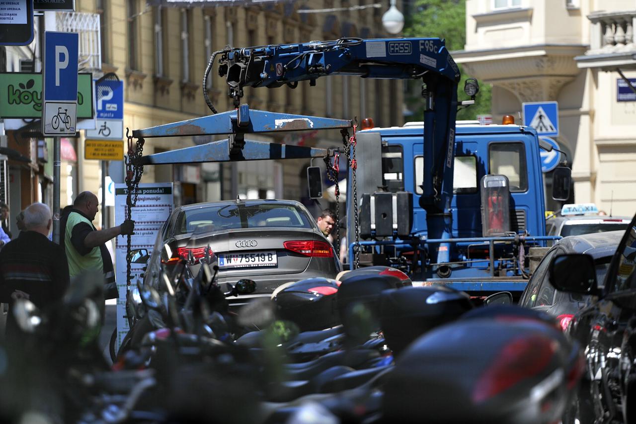 07.05.2015., Zagreb - Podizanjem nepropisno parkiranog vozila u Gajevoj ulici, nastao kraci zastoj u prometu. Photo: Zarko Basic/PIXSELL