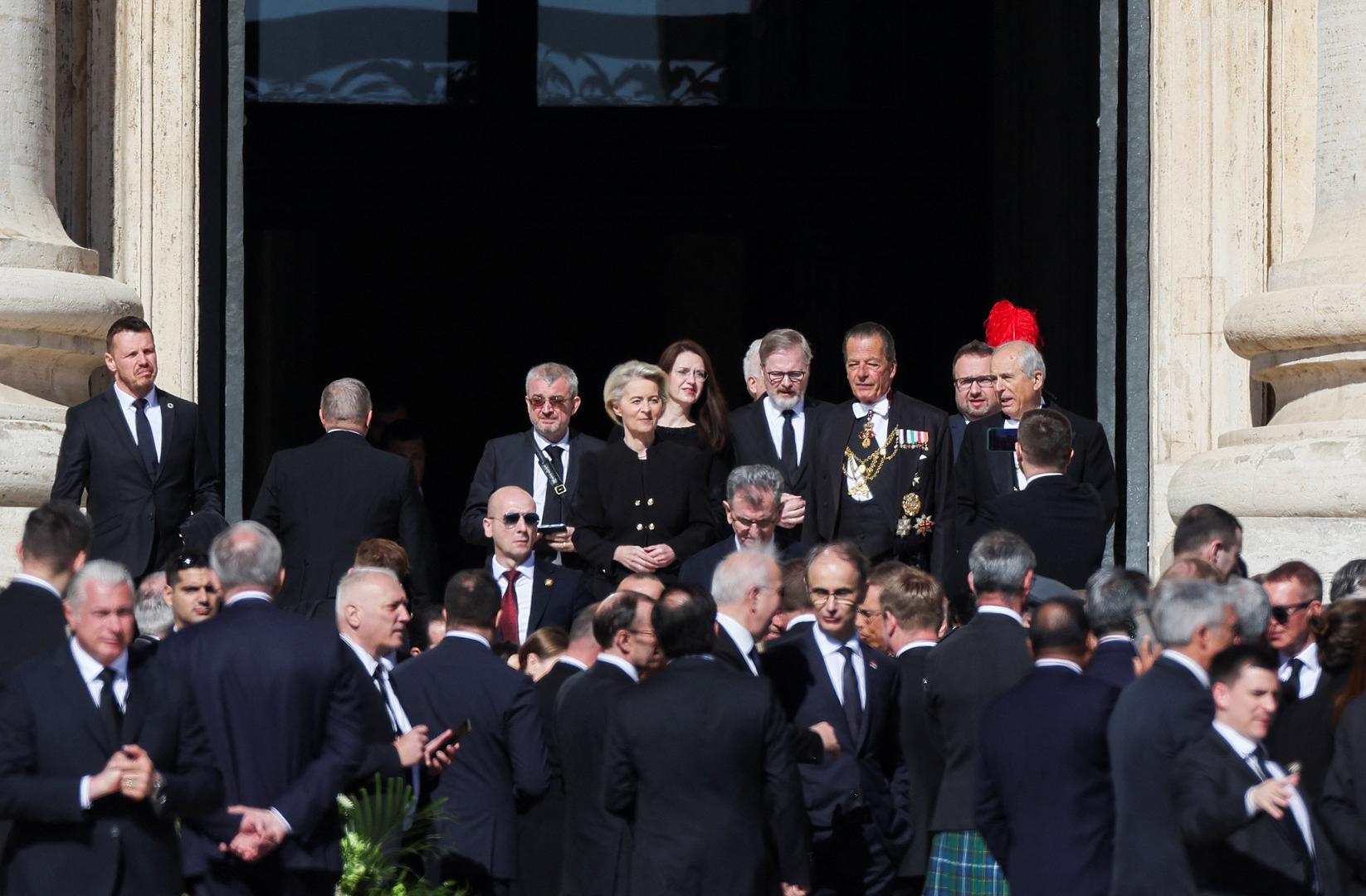 Zašto sada promjena? Odgovor leži u strogo propisanim pravilima vatikanskog protokola. Na papinom posljednjem ispraćaju dress code nije stvar osobne odluke, već dužnosti i poštovanja prema prigodi.
