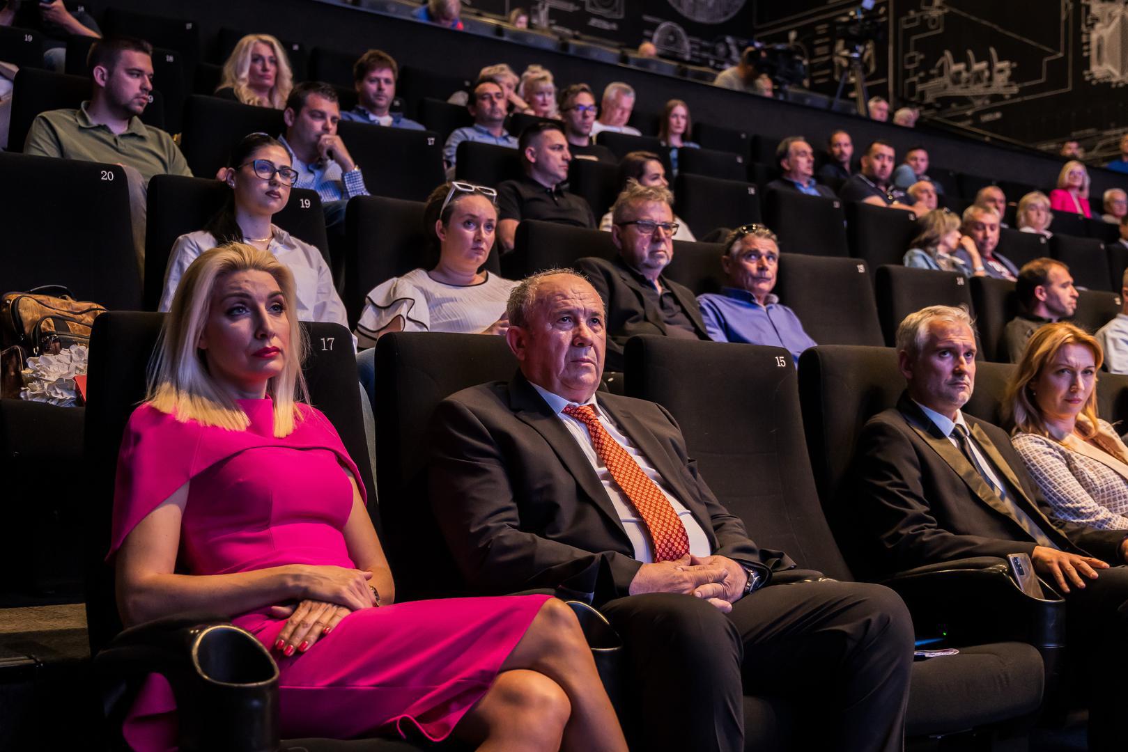 – Ne želim povrijediti ni djecu, ni suprugu, ni rodbinu, ali moram to ovako kazati: napuštam suprugu. Pet godina sam u ljubavnoj vezi s mladom Fani Horvat s kojom očekujem i dijete – rekao je Kerum i svojim riječima šokirao sve prisutne i gledatelje. 