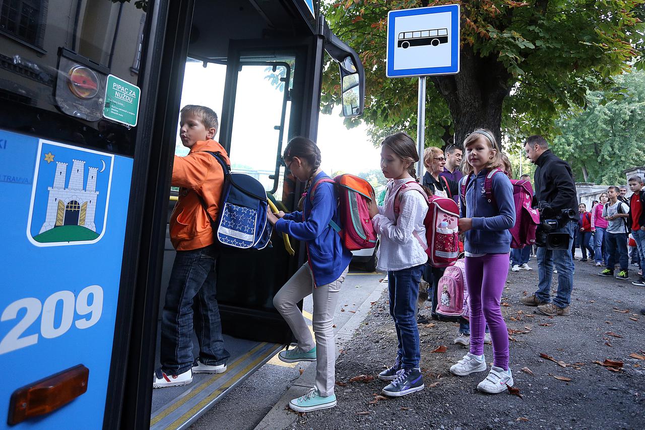 03.09.2013., Zagreb - Ucenici Osnovne skole Pavleka Miskine na Svetom Duhu zbog preuredjenja skole ici ce na nastavu u centar za jezike u Vodnikovoj ulici, cemu se neki od roditelja protive. Autobusi zagrebackog ZET-a prevozit ce djecu pod policijskom pra