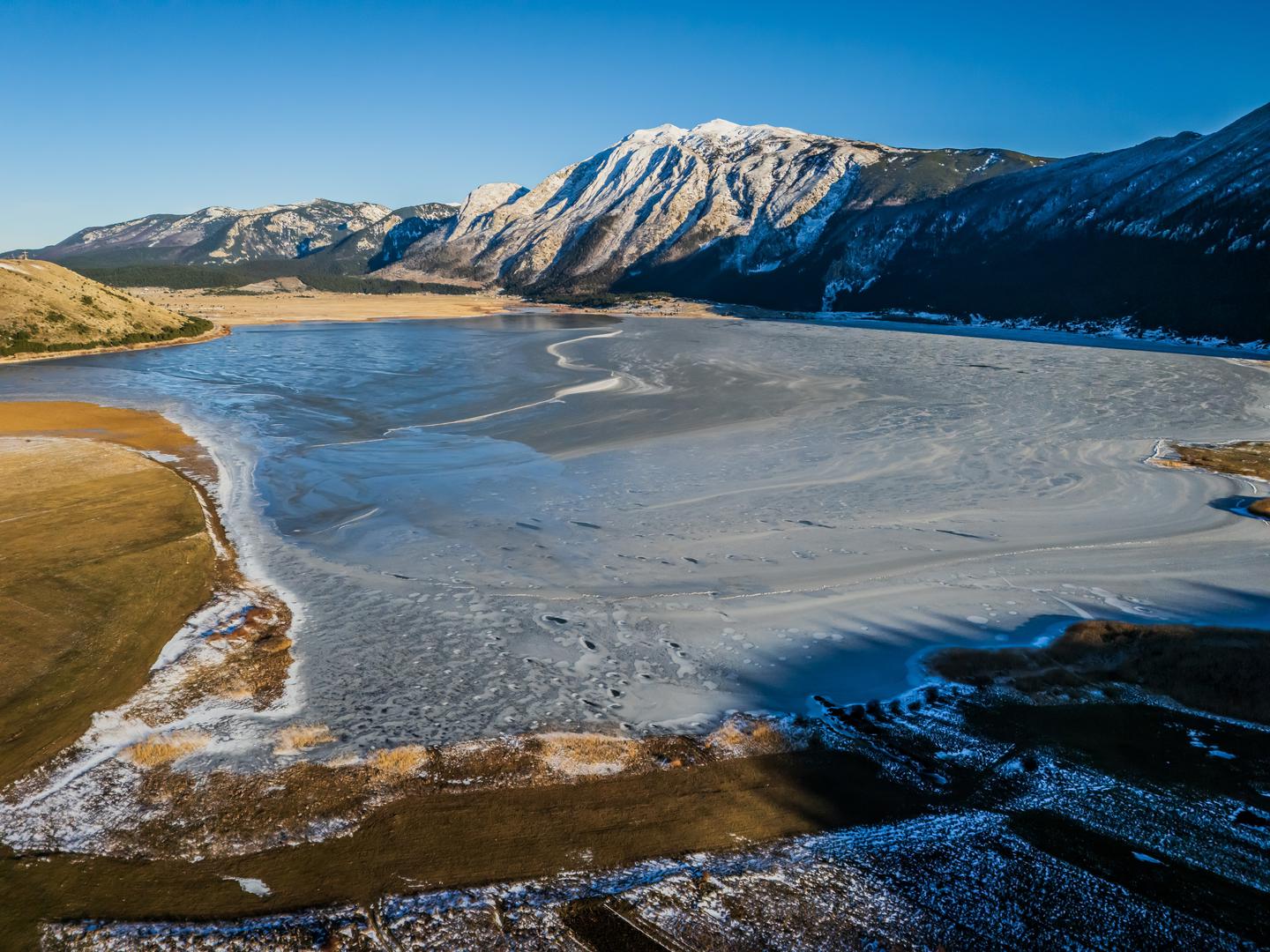 Prelijepi pejzaž zaleđenog jezera kao iz bajke