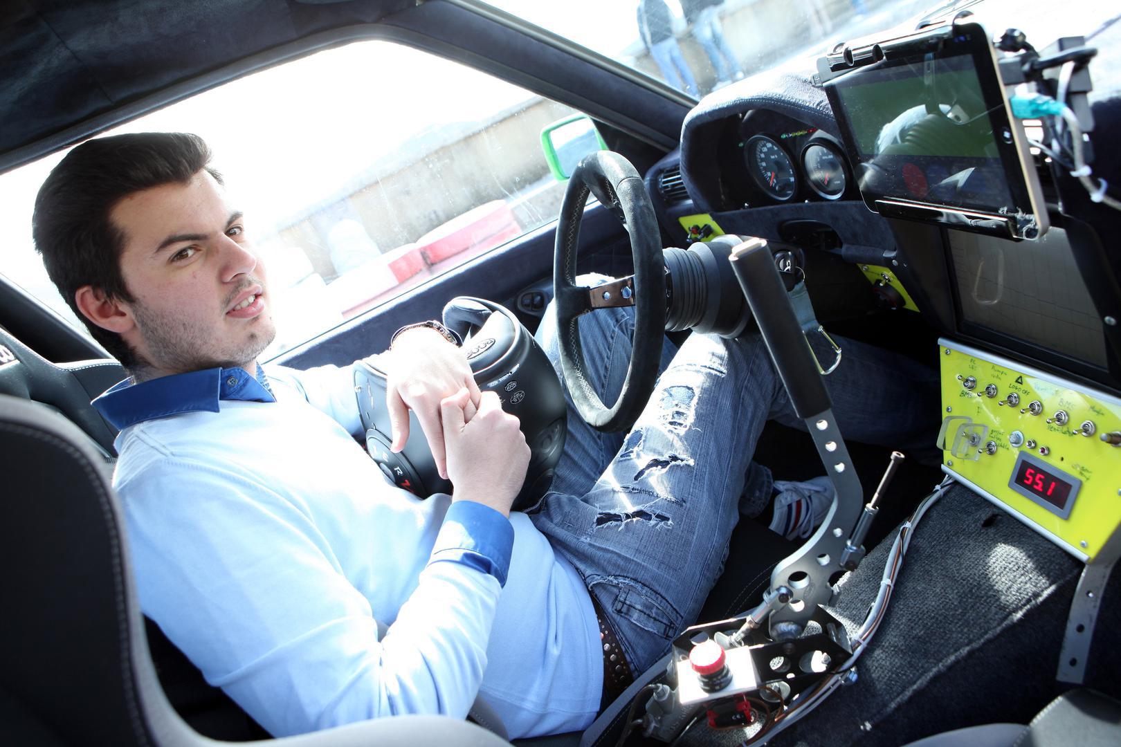 Projekt koji je u početku izazivao podsmijeh s vremenom je prerastao u automobil poznat kao „Green Monster“, kojim je postizao rekorde i dokazivao mogućnosti električnog pogona. 