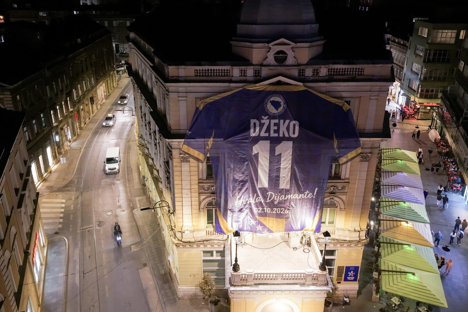Edin Džeko sutra će protiv Švedske posljednji put istrčati na teren u dresu reprezentacije Bosne i Hercegovine. Uoči oproštajne utakmice, u Sarajevu je iznad spomenika Vječna vatra postavljen veliki dres s njegovim imenom i brojem.
