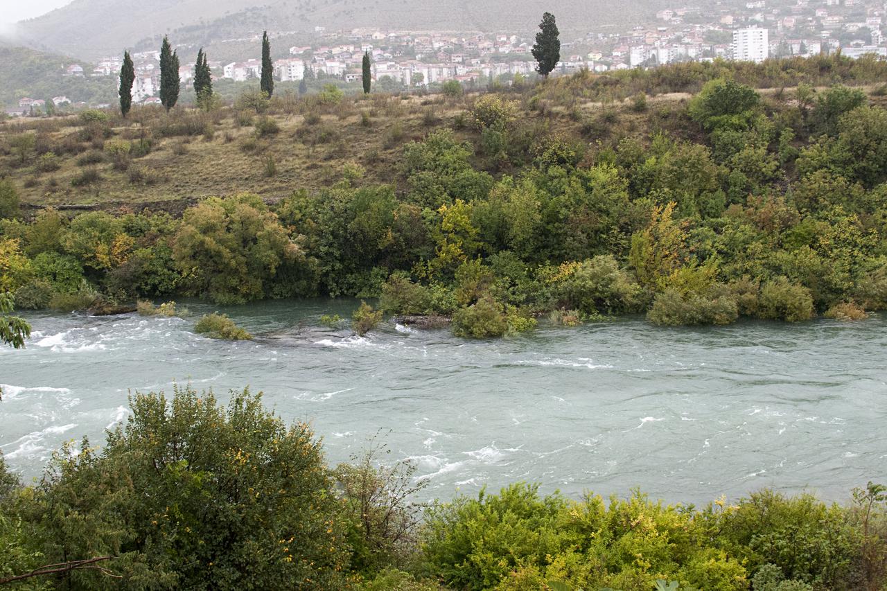 BiH; 11.10.15. Mostar;  Kisa poplavljene ulice, Radobolja velika, Neretva normalna za ovaj period, Snimio:Stole Lasic