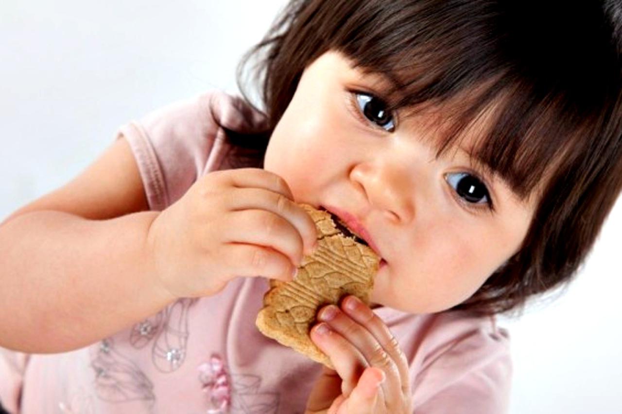 Little girl biscuit, Image: 145735135, License: Rights-managed, Restrictions: Model release, Model Release: yes, Credit line: Profimedia, Oredia