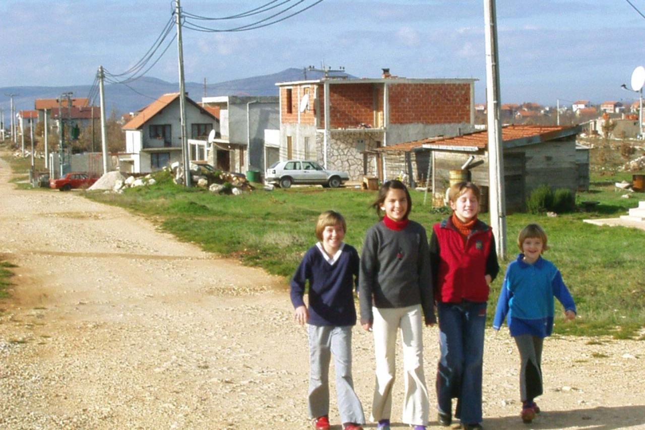 'BIH-28.12.2003. bobanovo selo  Stolac  Djeca prognanici u  Bobanovom Selu  naviknuli su na setnju makadamskom cestom kroz ovo naselje Snimio Frano Matic'