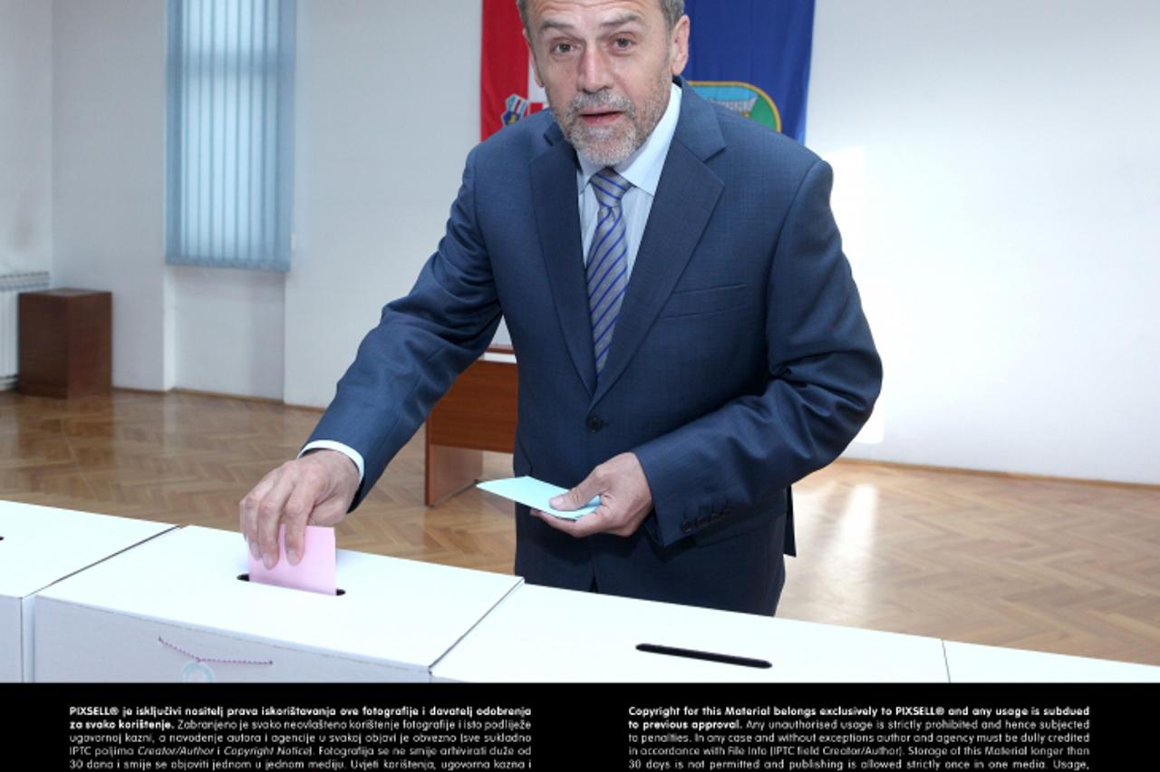 '19.05.2013., Zagreb - Zagrebacki gradonacelnik Milan Bandic glasovao je na lokalnim izborima odmah nakon otvaranja glasackog mjesta u Njegosevoj ulici. Photo: Patrik Macek/PIXSELL'