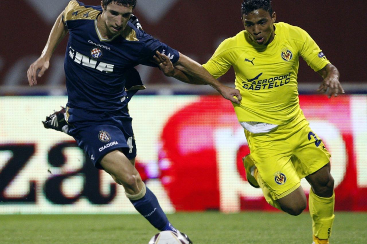 \'Giuseppe Rossi (L) of Villarreal fights for the ball with Sime Vrsaljko of Dinamo Zagreb during their Europa League Group D soccer match in Zagreb September 16, 2010.  REUTERS/Nikola Solic (CROATIA 
