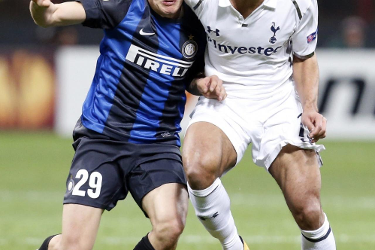 'Inter Milan\'s Mateo Kovacic (L) fights for the ball with Tottenham Hotspur\'s Mousa Dembele during their Europa League soccer match at the San Siro stadium in Milan March 14, 2013. REUTERS/Alessandr