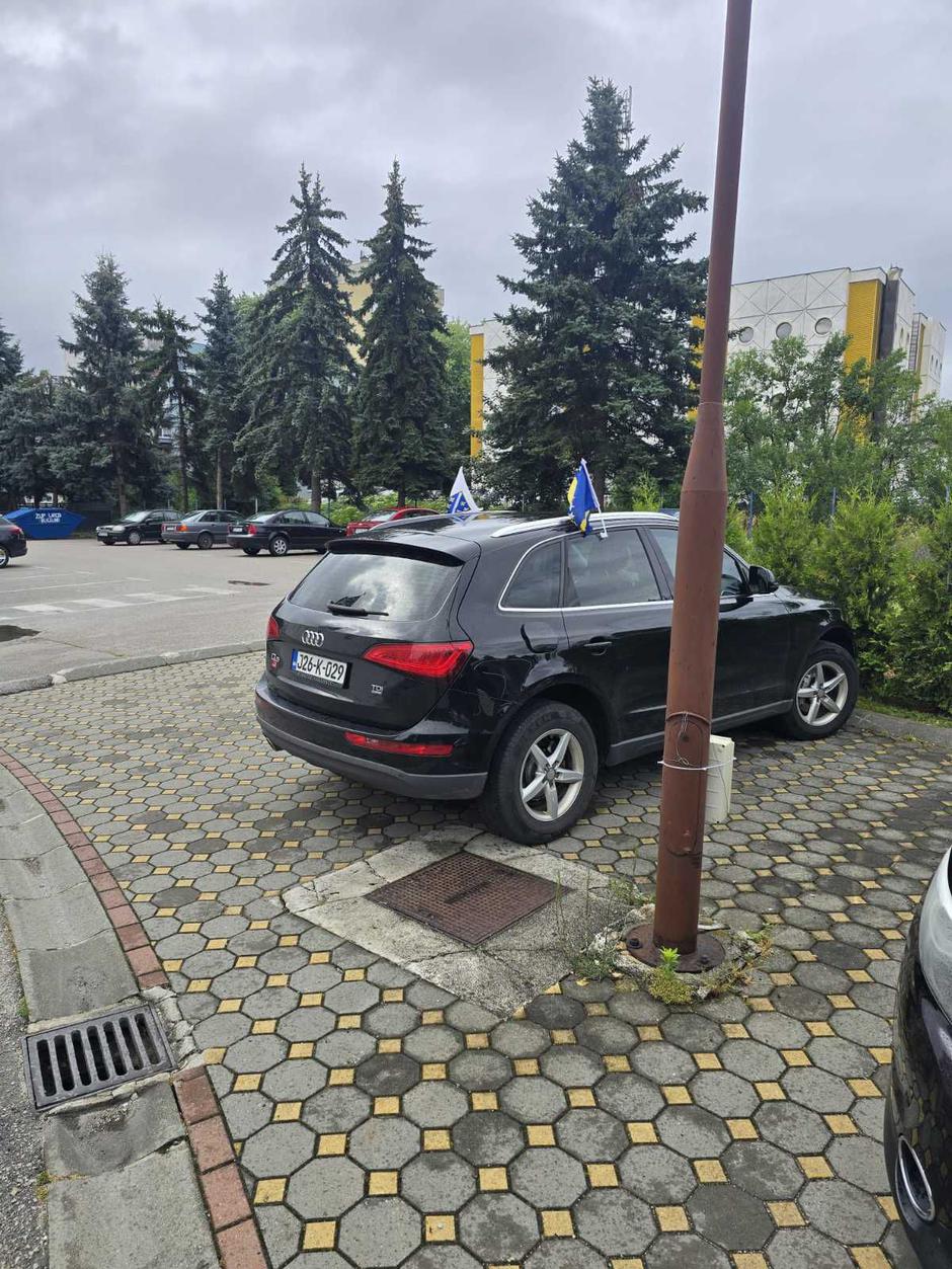 Crkva i auto sa zastavom s ljiljanima