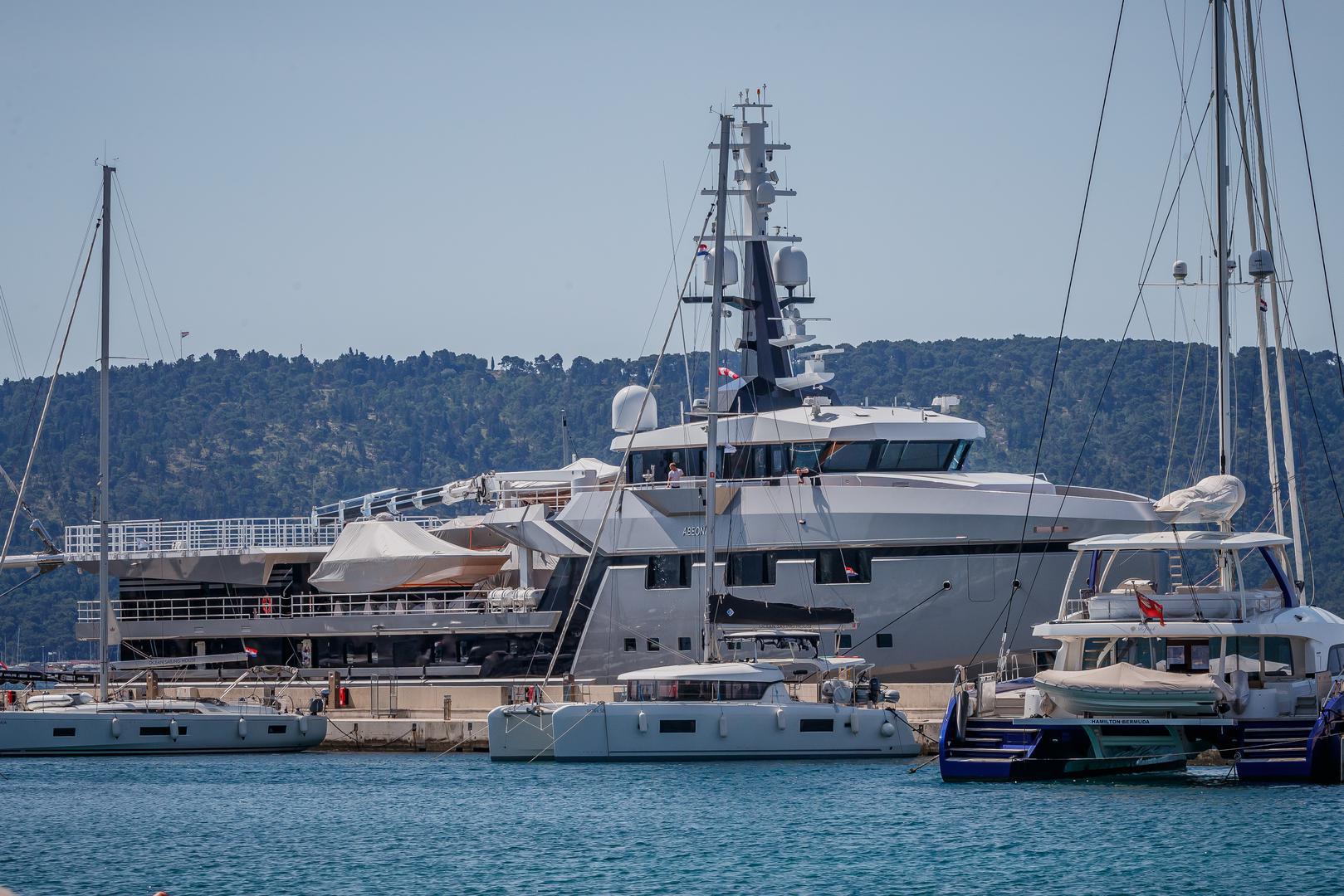 Na Abeoni se nalaze prostor za pohranu tendera, raznih "igračaka" za more, helikoptera, te dodatni smještaj za posadu i tehničku podršku.