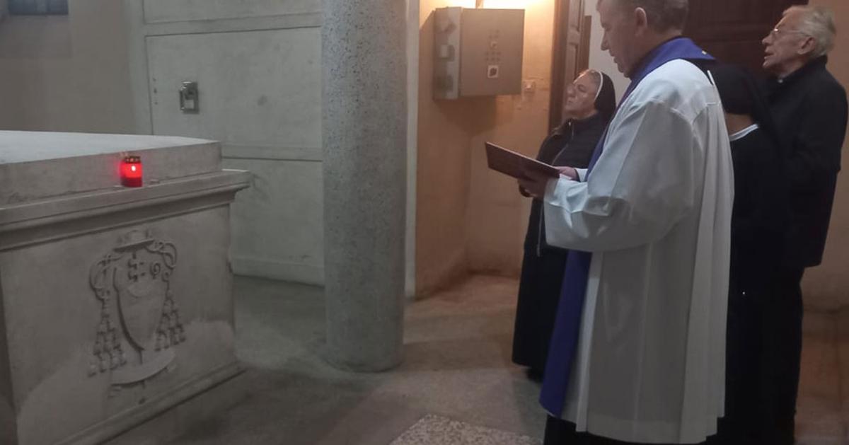 Nadbiskup Vukšić pohodio grobove svojih pokojnih prethodnika i molio za njihovu dušui