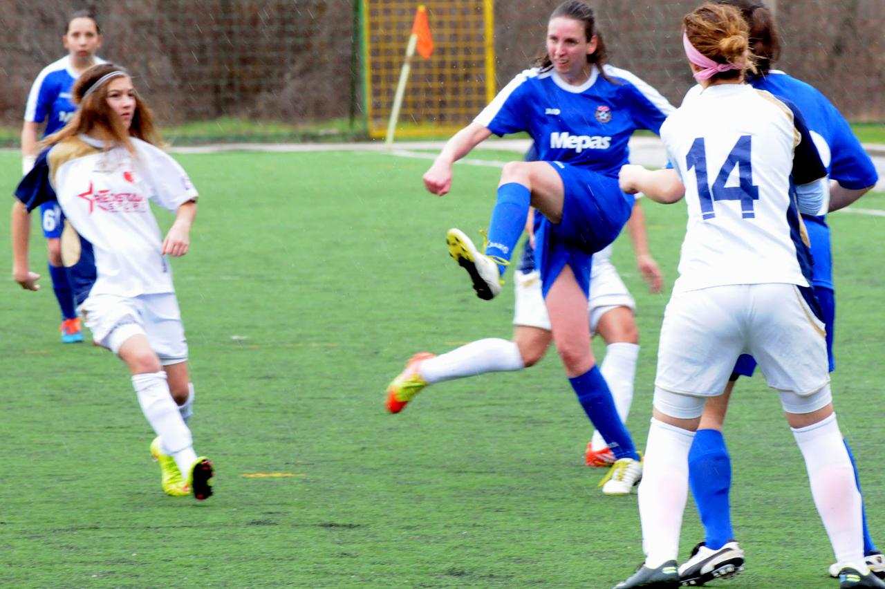 Siroki Brijeg, 6.3.2016. Siroki Brijeg - Mladost (Nevic Polje) 1:2 Martina Vuletic sutira pokraj Mustapic (14) Snimio: Miljenko Karacic