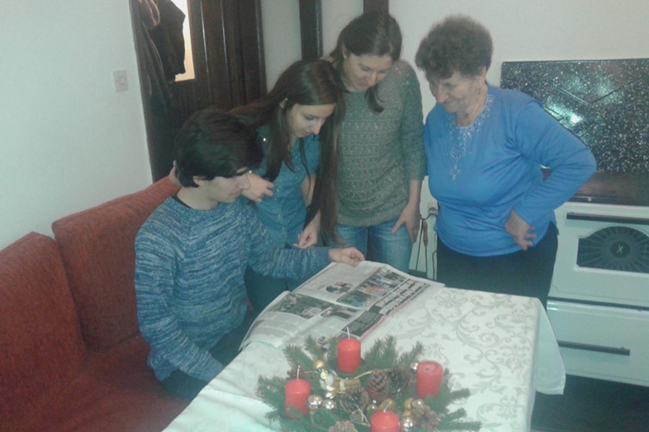 Obitelj Divkovic promatra Vecernji list