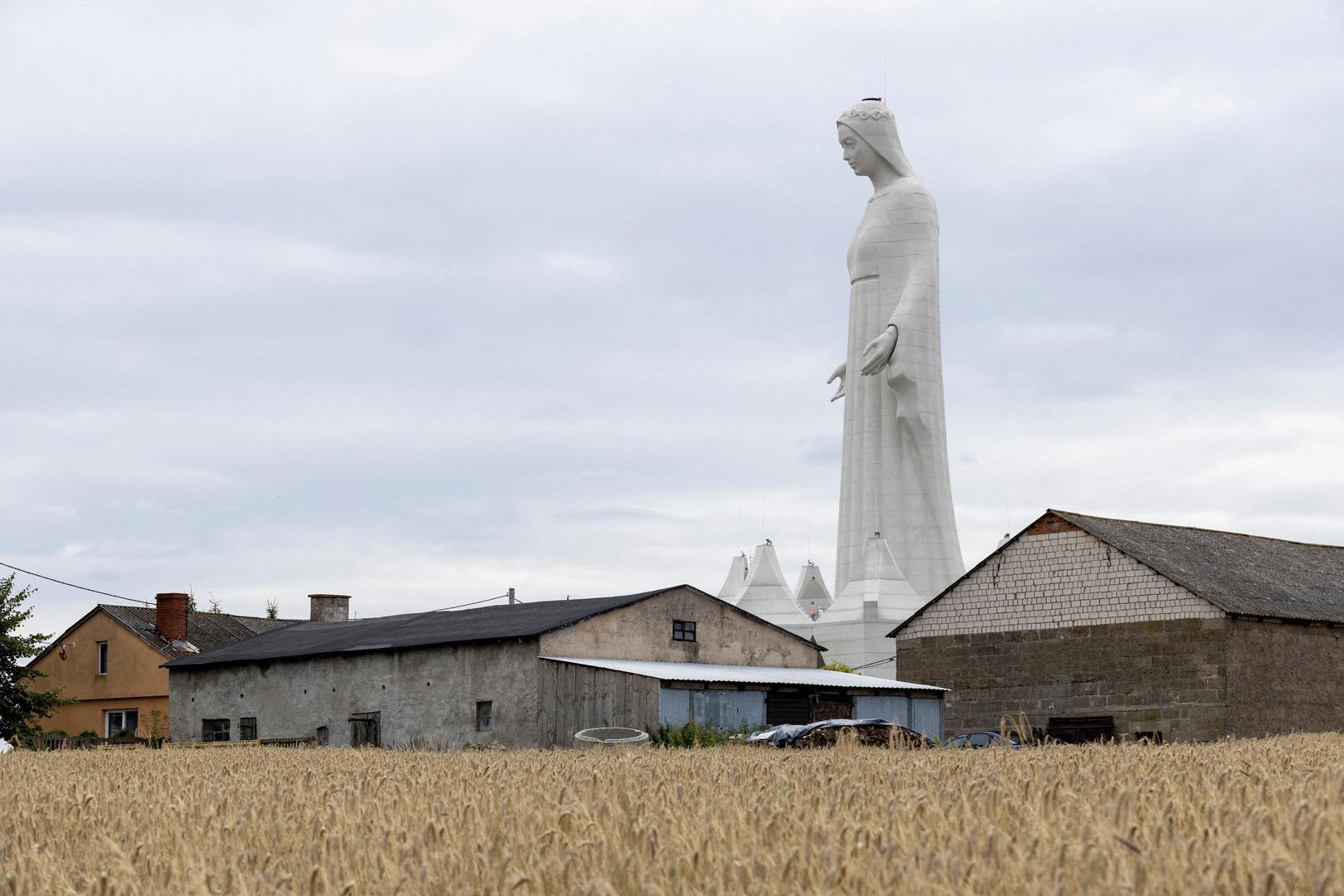 U središnjoj Poljskoj, u polju blizu grada Toruna, dovršava se jedan od najambicioznijih sakralnih projekata u Europi. Monumentalni kip Majke Božje Milosrdne, visok čak 55,6 metara, bit će svečano otvoren i blagoslovljen 15. kolovoza, na svetkovinu Velike Gospe. Smješten je u malom selu Konotopie, a trebao bi postati novo poljsko hodočasničko i turističko odredište.