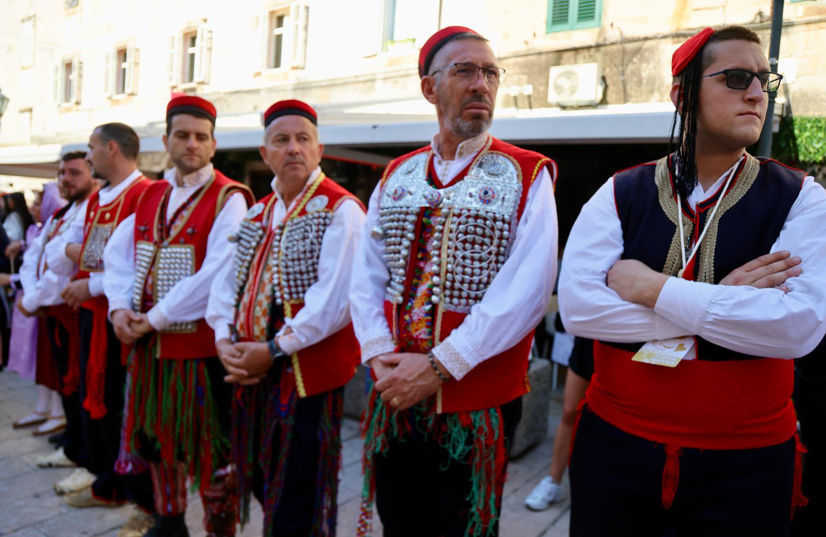 Velika Gospa u Hrvatskoj je duboko ukorijenjena tradicija, a za brojne vjernike predstavlja dan molitve, zahvalnosti i ispunjavanja zavjeta. Mnogi se upravo za ovaj blagdan vraćaju u rodna mjesta iz drugih dijelova Hrvatske i inozemstva.
