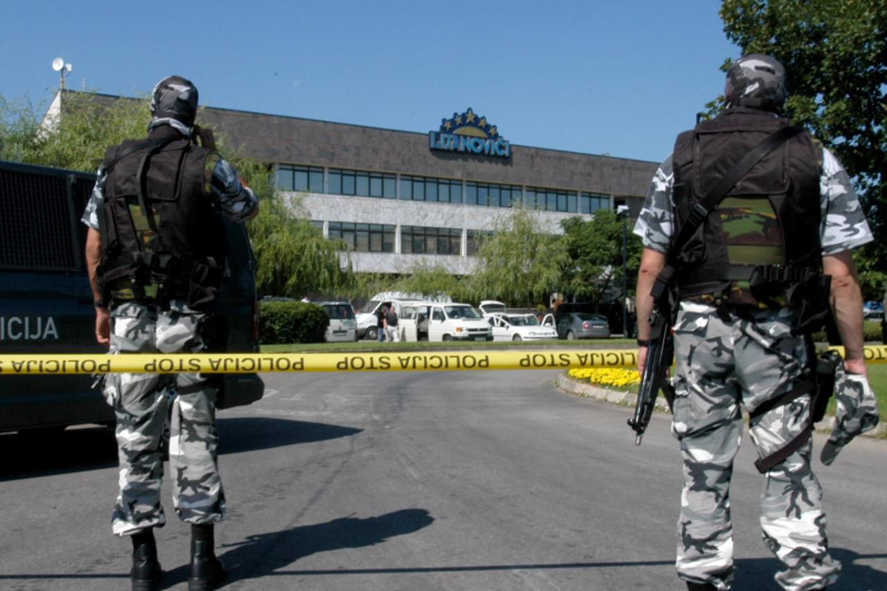 'ZA POK BIH.....Siroki Brijeg....Lijanovici...pretres. ...policija...FMUP.....Foto: Zoran Grizelj 27.06.2005....specijalci FMUPA na glavnom ulazu u mesnu industriju Lijanovici'