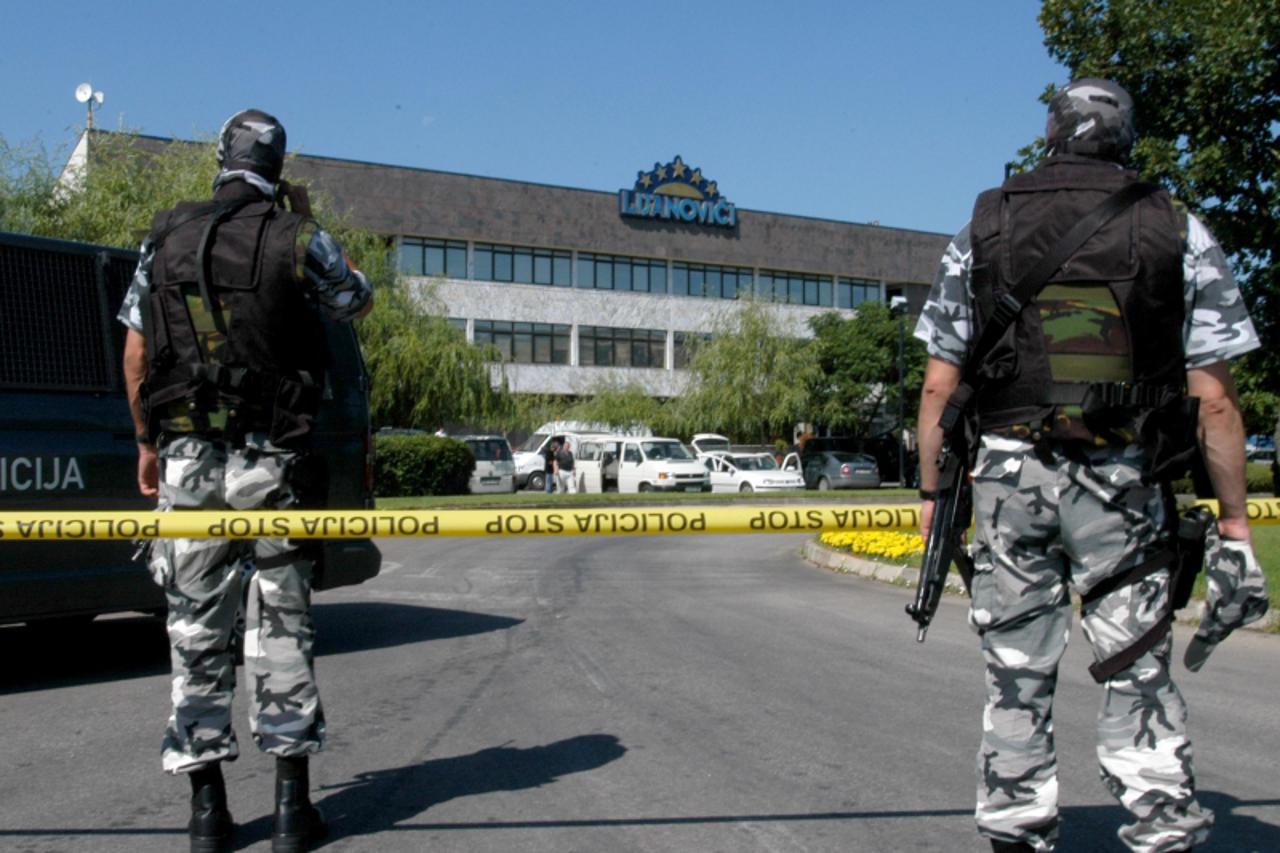 'ZA POK BIH.....Siroki Brijeg....Lijanovici...pretres. ...policija...FMUP.....Foto: Zoran Grizelj 27.06.2005....specijalci FMUPA na glavnom ulazu u mesnu industriju Lijanovici'