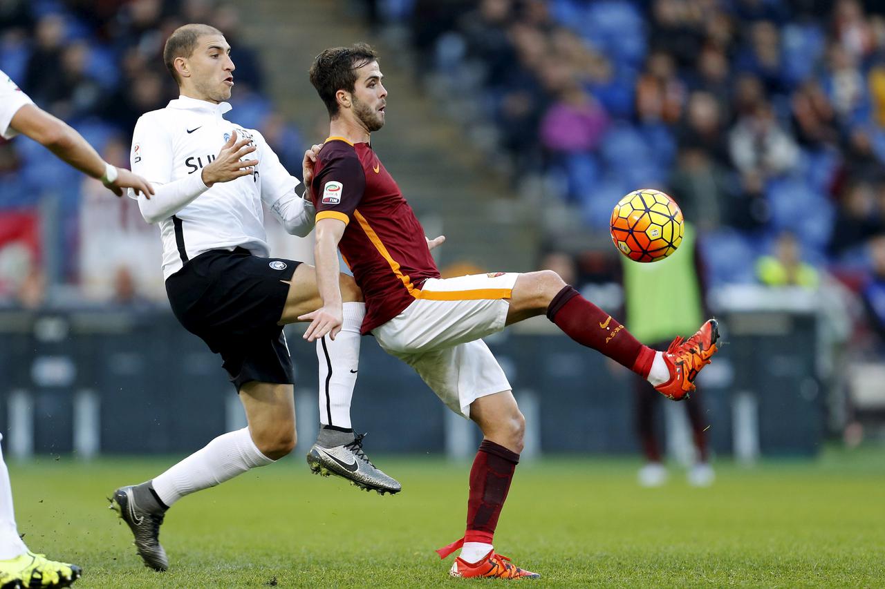Football Soccer - AS Roma v Atalanta - Italian Serie A - olympic stadium, Rome, Italy 29/11/15AS Roma's Miralem Pjanic in action against Atalanta's Gabriel Paletta.REUTERS/Giampiero Sposito