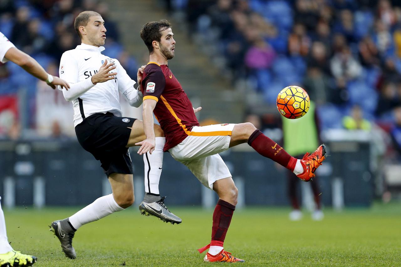 Football Soccer  - AS Roma v Atalanta - Italian Serie A - olympic stadium, Rome, Italy 29/11/15AS Roma's Miralem Pjanic in action against Atalanta's Gabriel Paletta.REUTERS/Giampiero Sposito