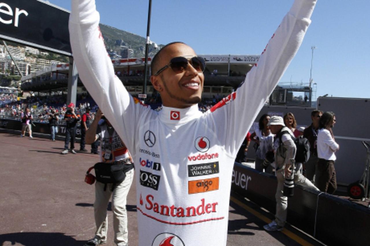 'McLaren Formula One driver Lewis Hamilton of Britain waves to supporters before the third practice session of the Monaco F1 Grand Prix May 28, 2011.    REUTERS/Eric Gaillard   (MONACO - Tags: SPORT M