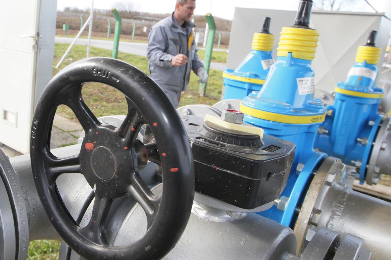 10.01.2012., Koprivnica - Radnik tvrtke za distribuciju plina KC Plin tijekom redovitog odrzavanja mreze, mjernih instrumenata, sigurnosnih ventila i ostale opreme.  Photo: Marijan Susenj/PIXSELL