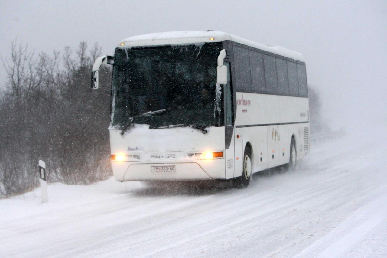 01.02.2012., Sinj - Rano poslijepodne snijezni prekrivac stigao je nadomak Splita na podrucje Klisa i Dugopolja i u kratkom roku zabijelio cijeli kraj. Snijezni prekrivac na cesti Trilj - Cista velika, zbog jakog vjetra i nanosa ima dosta snijega pa se ko