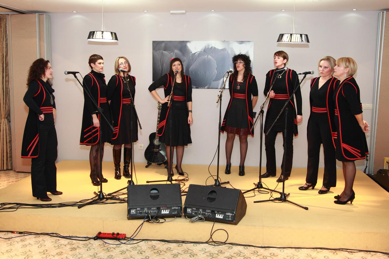 bih...30.10.2009...siroki brijeg...u hotelu park odrzana vecer klapske pjesme uz modnu reviju i degustaciju vina zadro...klapa diva iz sirokog brijega Photo: Tomislav Milicevic/Vecernji list