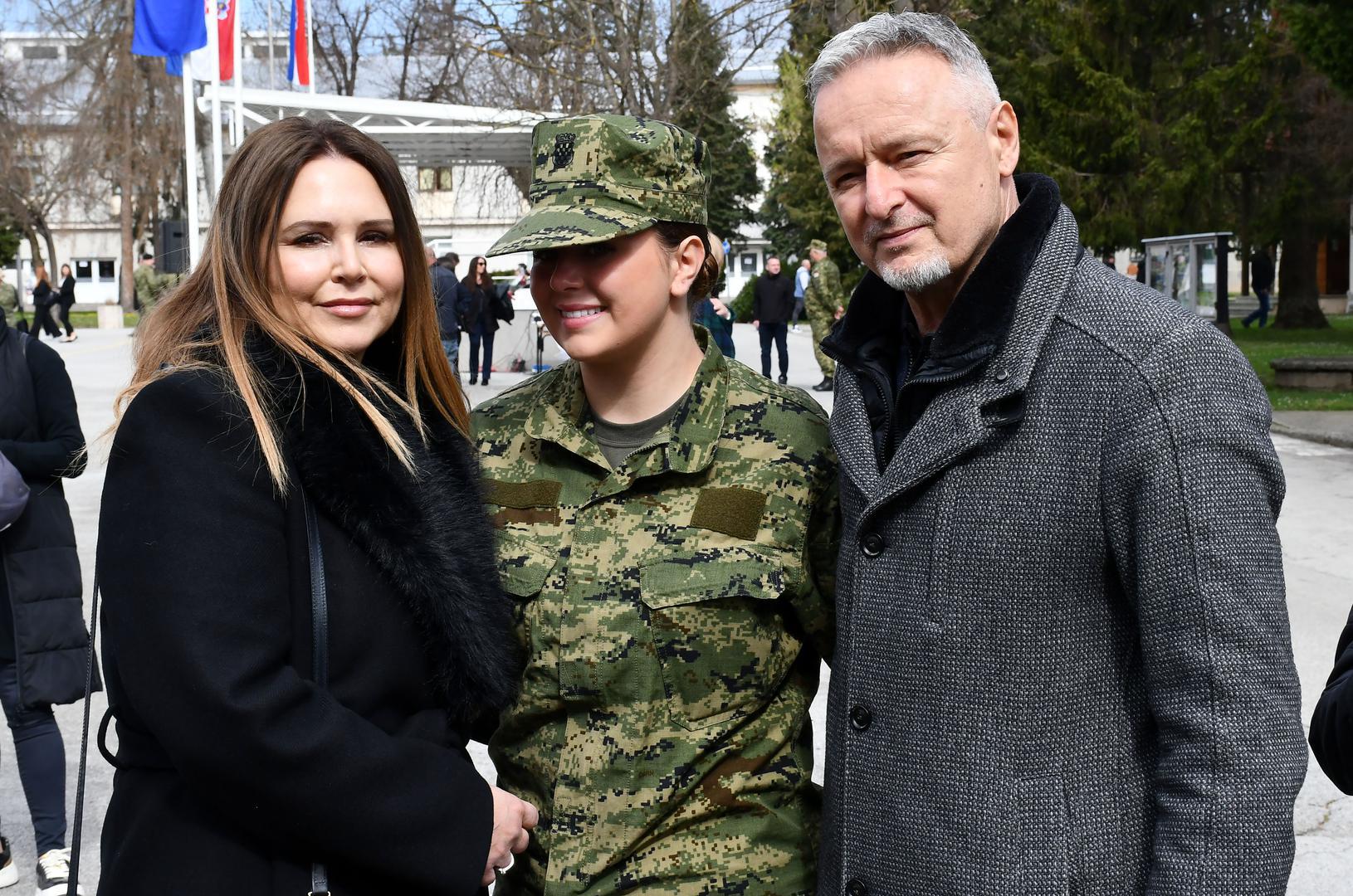 Najpopularniji domaći pjevač Marko Perković Thompson, koji će večeras održati spektakularni koncert u Vukovaru, i njegova supruga Sandra Perković zajedno imaju petero djece - dvojicu sinova i troje kćeri.