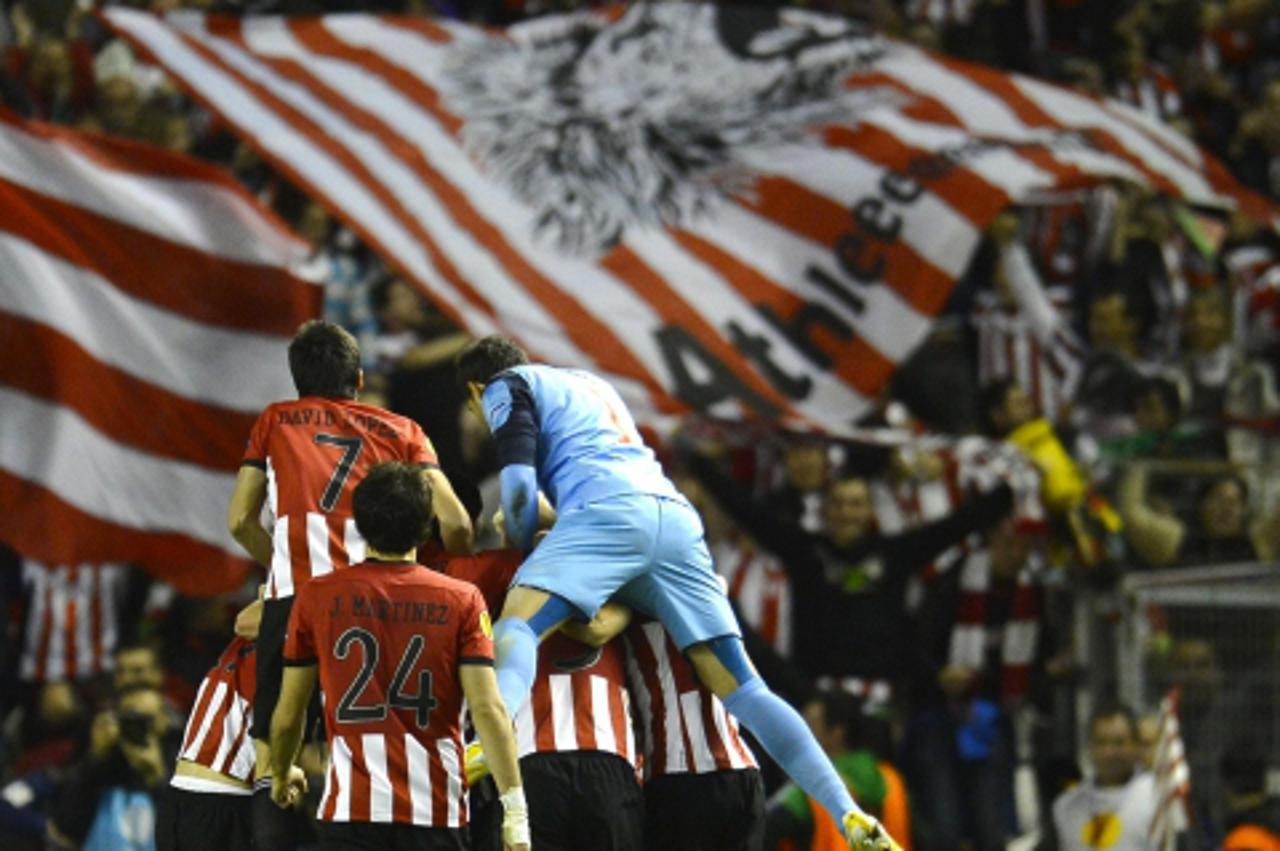 'Athletic Bilbao\'s players celebrate after beating Sporting in their Europa League semi-final second leg soccer match at San Mames stadium in Bilbao April 26, 2012. REUTERS/Felix Ordonez (SPAIN - Tag