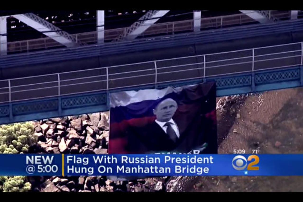 VIDEO Na mostu Manhattan u New Yorku osvanula ogromna zastava s likom Putina