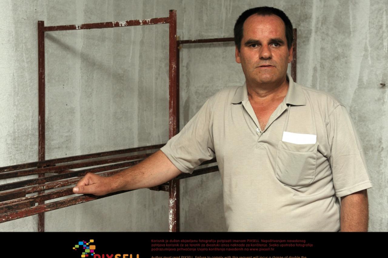 '12.07.2012., Bihac, Bosna i Hercegovina - Ajid Sarkic koji je ponudivsi otkaz u svojoj firmi spasio mladjeg kolegu koji ima nezaposlenu zenu i dvoje male djece od otkaza. Ajid Sarkic u prostoriji za 